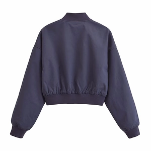 Kurze minimalistische dunkelblaue Bomberjacke für Damen mit einer sauberen Rückansicht