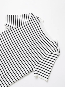 Dettaglio della trama in maglia a coste bianca e nera della maglietta a righe corte