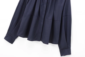 Detailansicht der dunkelblauen Plissee-Popeline-Bluse mit Nahtdetails und Saum