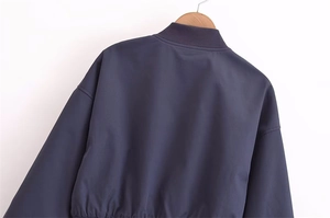 Rückansicht der dunkelblauen Kurzjacke mit gerippten Bündchen und Satin-Oberfläche