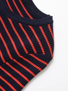 Dettaglio macro della maglia a coste su top a righe a maniche corte con girocollo arancio