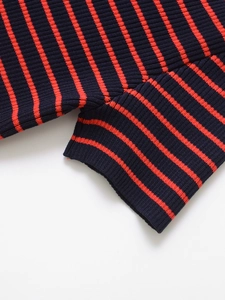 Dettaglio del tessuto a maglia a righe blu e rosse che mostra la trama a costine