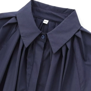 Klassische dunkelblaue Popeline-Bluse für Damen mit plissiertem Ausschnitt und XS-Größenetikett