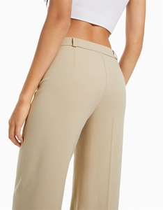 Vue détaillée du pantalon taille haute à jambes larges avec pinces au dos et coupe