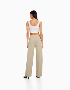 Vue arrière du pantalon large à taille haute avec pli marqué et haut court blanc