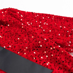 Détail de paillettes rouges sur tissu avec ruban de grain noir à texture large