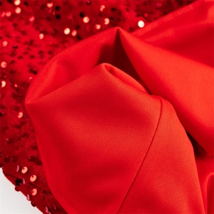 Gros plan sur un tissu à paillettes rouges avec doublure en maille pour robes