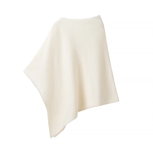Détail d'un poncho en maille blanc cassé avec ourlet asymétrique et col bateau