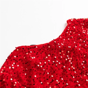 Détail rapproché de la texture à paillettes rouges d'une robe de soirée élégante