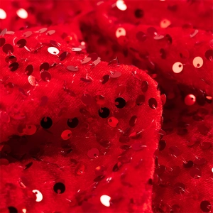 Macro de tissu à paillettes rouges sur base en velours pour robe de soirée chic
