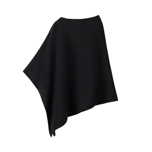 Détail d'un châle en maille noir sans manches avec coupe asymétrique et drapé élégant
