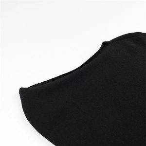 Gros plan sur la maille fine et l'encolure irrégulière du haut sans manches noir tendance