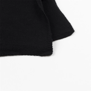 Détail rapproché d'un tissu en maille plate noire douce avec texture fine et bords nets