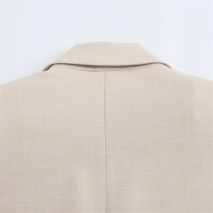 Detail des beigefarbenen Blazer-Kragens mit feiner Webstruktur und hochwertiger Naht