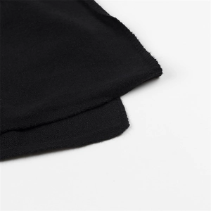 Gros plan sur la texture du tricot noir et les bords lisses du haut sans manches