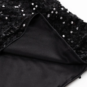 Gros plan de paillettes noires sur tissu velours avec détails de doublure de robe