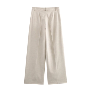 Detail der beige-farbenen High-Waist-Hose mit weitem Bein, Twill-Struktur und Bügelfalten