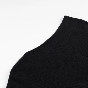 Vue détaillée de l'encolure lisse et de la texture en maille de ce haut noir sans manches