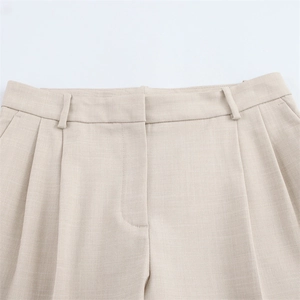 Detailansicht der Damen-Plisseehose mit weitem Bein, Gürtelschlaufen und Bügelfalten