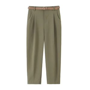Pantaloni casual donna verde oliva a gamba dritta con cintura marrone sottile e fibbia
