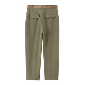 Vista posteriore dei pantaloni casual dritti oliva da donna con cintura e tasche con patta