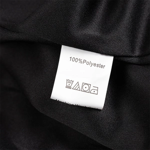 Vue macro de la texture du tissu 100% polyester et de l'étiquette d'entretien du vêtement