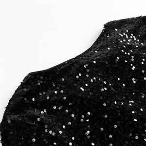 Détail de paillettes noires haute densité sur velours avec reflets élégants