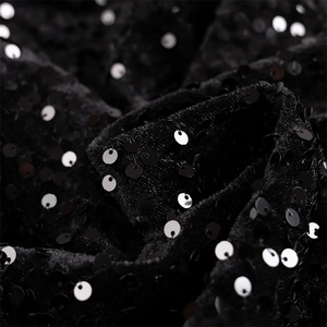 Vue détaillée du tissu à paillettes noires sur base de velours pour robes chics