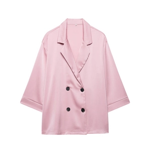 Ontspannen roze satijnen blazer met dubbele rij knopen, revers en driekwart mouwen