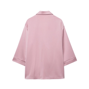Detailoverzicht van de roze satijnen blazerrug met gladde textuur en revers