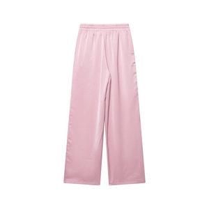 Detail van een lichtroze satijnen broek met wijde pijpen en elastische tailleband