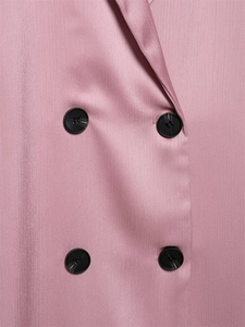 Detail van roze blazerstof met kreukeleffect en vier donkere marmeren knopen