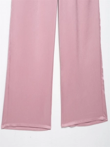 Detail van de oudroze wijde broek met verticale textuur en nette stiksels aan de zoom