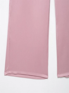 Detailopname van roze broek met fijne verticale textuur en afgewerkte zoomsteken