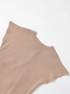 Dettaglio ravvicinato del top in maglia beige con scollo rotondo e cuciture rifinite