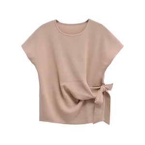 Top chic in maglia marrone chiaro con scollo rotondo e dettaglio fiocco laterale