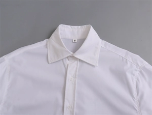 Gros plan du col de chemise blanche à manches longues avec étiquette taille S