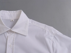 Vue détaillée du col et des coutures d'épaule d'une chemise blanche à manches longues