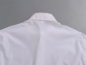 Gros plan détaillé du col d'une chemise blanche avec coutures de haute précision