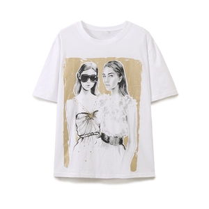 T-shirt estiva bianca in cotone con stampa artistica di ritratti e girocollo classico