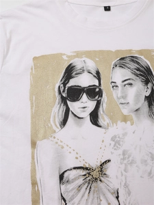 Dettaglio della stampa ritratto alla moda su t-shirt in cotone bianco con accenti dorati
