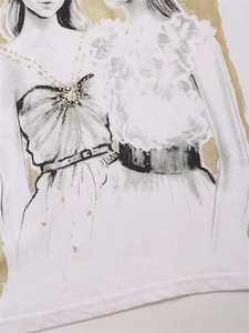 Dettaglio della stampa moda fatta a mano con glitter dorati su maglietta in cotone bianco