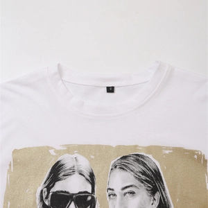 T-shirt bianca in cotone con stampa ritratto artistico vintage e girocollo a coste