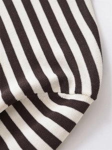 Nahaufnahme von gestreiftem Strickstoff zeigt Textur und Faltenwurf des Langarmshirts
