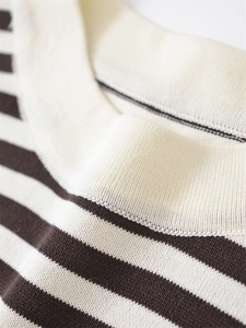 Detailansicht des gerippten Rundhalsausschnitts und der feinen Stricktextur des Streifenshirts