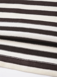 Detailaufnahme von feinem Strickstoff mit dunkelbraunen und cremefarbenen Streifen