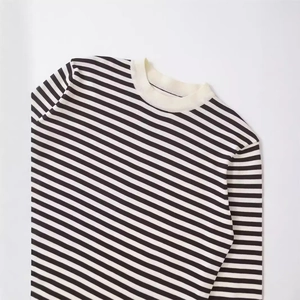 Klassisches schwarz-weiß gestreiftes Langarmshirt mit cremefarbenem Ripp-Rundhalsausschnitt