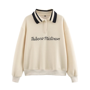 Beigefarbenes Polo-Sweatshirt mit Tribeca Midtown Stickerei und gestreiftem Rippenkragen