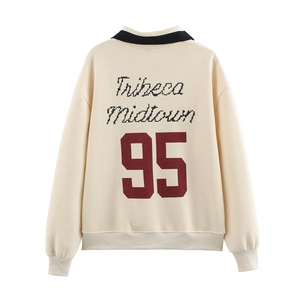 Detailansicht der Tribeca Midtown 95 Bestickung auf der Rückseite des Polo-Sweatshirts