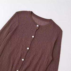 Dunkelbraune Damen-Strickjacke mit Rundhalsausschnitt und eleganten weißen Knöpfen